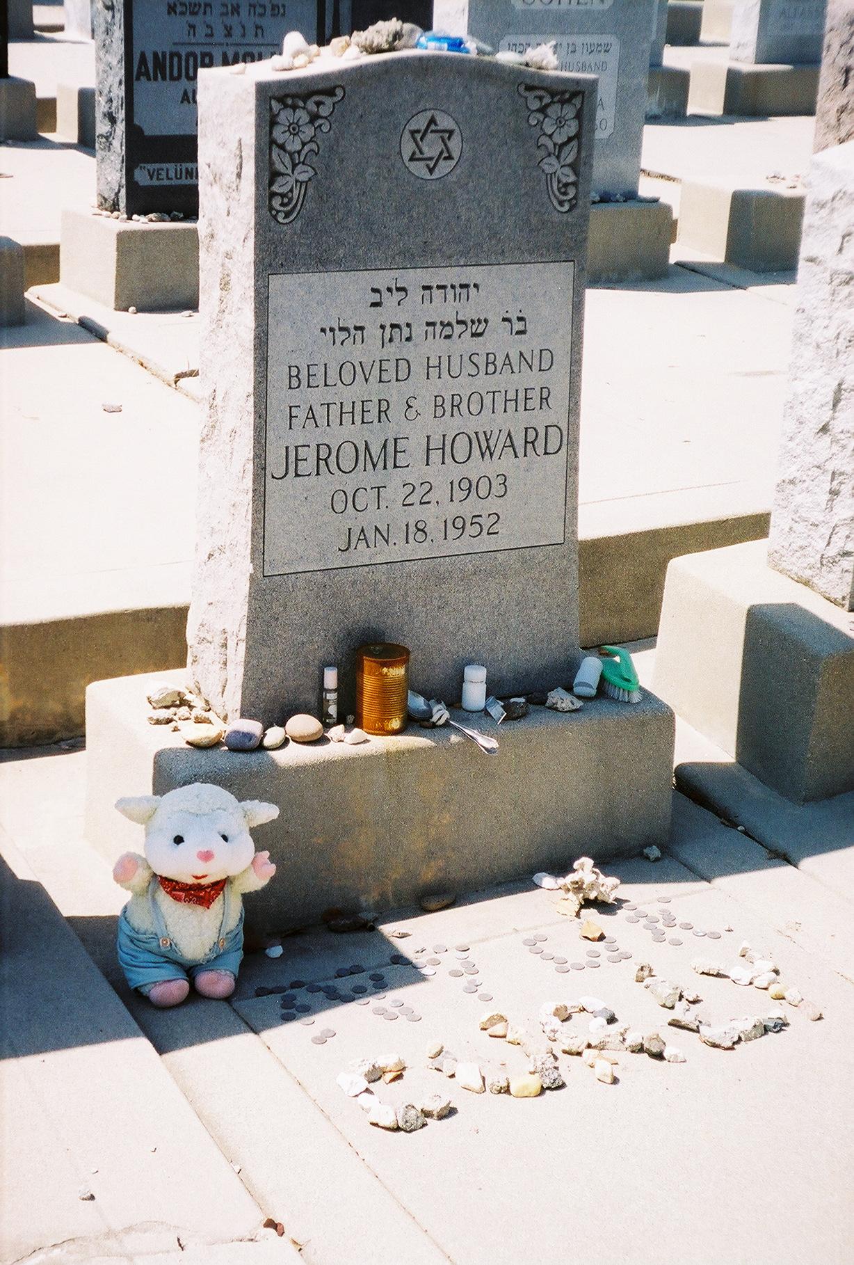 Curly Howard grave