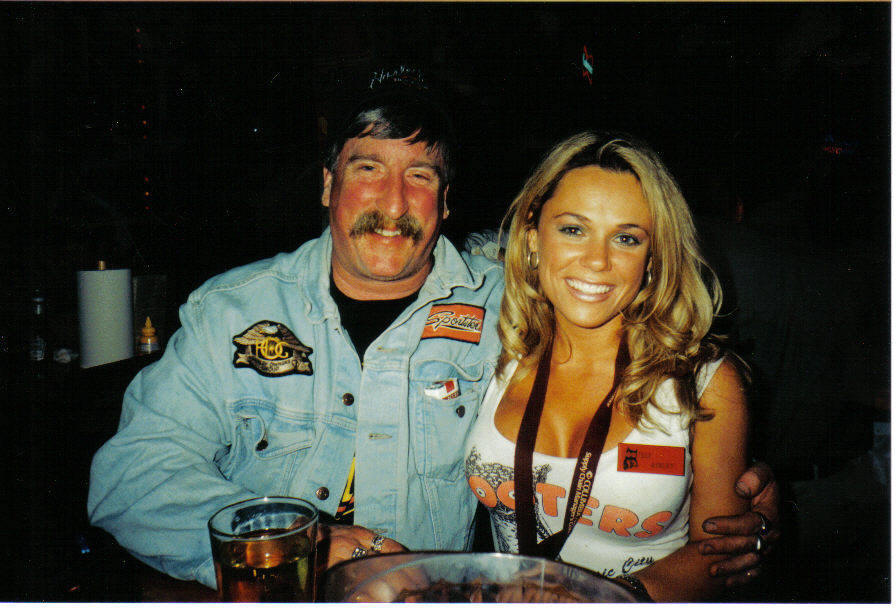 Tom and Nashville Hooters girl
